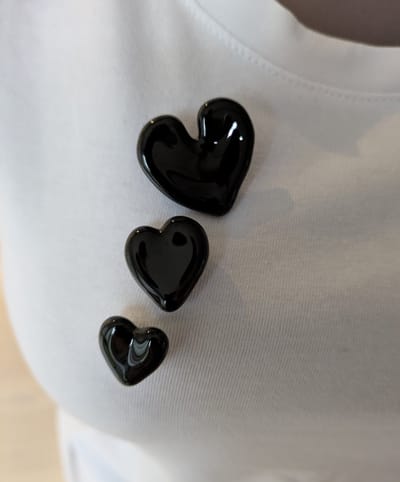 M-apART Broche, set van 3 handgemaakte zwarte hartjes van glas, pins