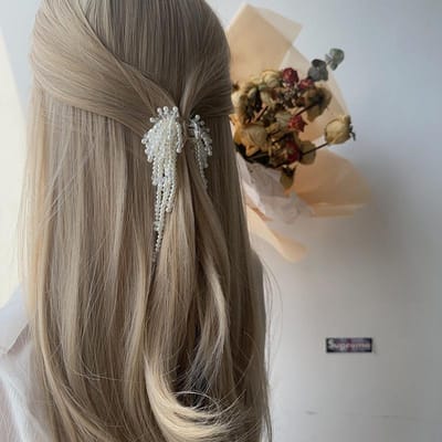 Nouvel Arrivage 2024 Luxe Léger Gland Perle d'Imitation Petite Pince à Cheveux Fait Main Cristal Tendance Goutte d'Eau Bijoux de Cheveux pour Femmes blanc