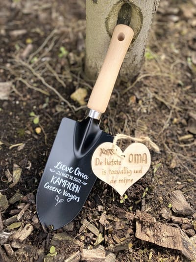 Creaties van Hier - Tuinschepje met houten hartje Oma - oma - 27.5 cm - hout - Metaal - moederdag cadeautje