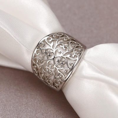 Huitan Bagues pour femmes à motif floral creux Couleur métal/Couleur or Boho Fantaisie Bagues de doigt pour femmes Large bande Bijoux d'affirmation 11 gray