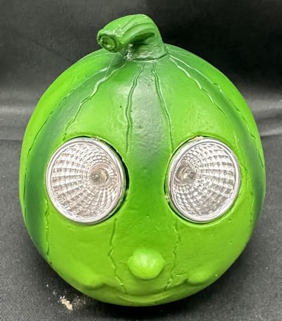 Polyresin solarlamp "Watermeloen met gezicht" - meerkleurig - met 2 LEDs - Staand model - hoogte 10x9x5 cm - Tuindecoratie - Tuinverlichting