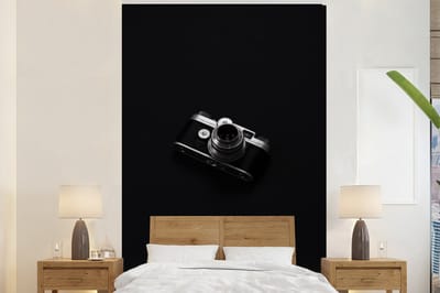 Behang - Fotobehang Zwart - Camera - Design - Wit - Breedte 200 cm x hoogte 300 cm