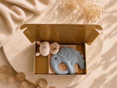 Kraampakket baby lichtblauw – Speenkoord 100% Katoen & beige Hydrofiele Knuffeldoek – Baby Cadeauset – babyshower – kraampakket – baby jongen – Gouden Geschenkverpakking – Brievenbus Cadeau
