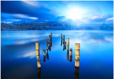 Fotobehangkoning - Behang - Vliesbehang - Fotobehang Berglandschap - Meer - Moments of solitude - 200 x 140 cm