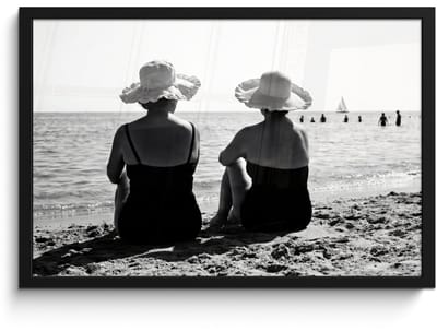 Poster in lijst - Fotolijst 60x40 cm - Posters - Vrouwen - Zonnehoed - Strand - Zwart - Wit - Posterlijst zwart - Decoratie - Wanddecoratie woonkamer - Muurdecoratie slaapkamer