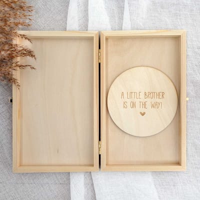 A little brother is on the way - aankondigingsdoosje met cirkel - zwangerschapsaankondiging - vertellen dat je zwanger bent - houten cirkel