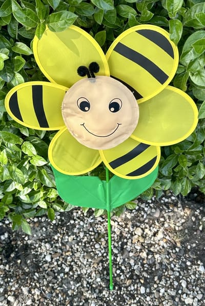 Windmolen met "Bij met lach" - meerkleurig + geel - nylon + kunststof steker - dia 32 cm x hoogte 72 cm - Tuinaccessoires - Tuinstekers