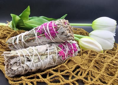 Smudge Stick - Dahlia Salie 10cm - Wierook - Salie - Dahlia - DAHLIA FLORAL SAGE - Madeliefjes - Reinigen - Genezen - Meditatie - Yoga - Zen