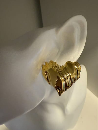 Goudkleurig oorknopje abstract hartje || Make up | Parfum | Moederdag | Verjaardagscadeau| Cadeautje| Valentijnsdag| Kado | sieraden | vaderdag | oorbellen | oorsieraden