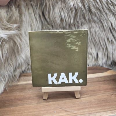 Robuust Wenstegeltje “KAK.” – 10X10CM – Humoristisch Cadeau – Trendy nu – Cadeau voor Nieuwe Woning, Housewarming of voor vriend(in) – Sfeervol en Persoonlijk – Zomaar - Wc decoratie – Decoratief Tegeltje met Standaard – Cadeau Idee