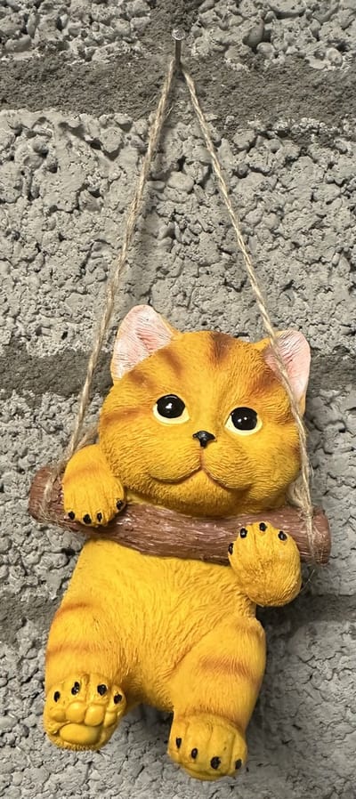 Polyresin hangend (tuin) dier "kat" - oranje + streepjes - hoogte 15x10x8 cm - ophangtouw - Voor binnen of buiten - Tuinaccessoires - Woonaccessoires