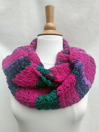 Handgemaakte colsjaal paars fuchsia lila groen donkerblauw gedeeltelijk glinsterdraad gehaakte sjaal