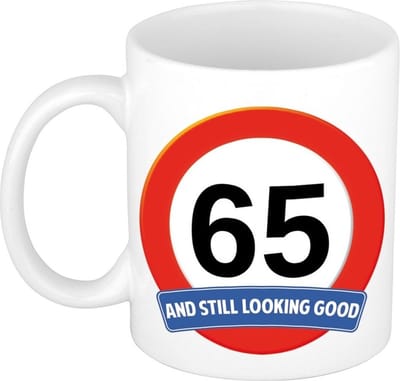 Koffie mok / cadeau beker - 65 jaar - verjaardag - still looking good - wit - stopbord - 300 ml - keramiek
