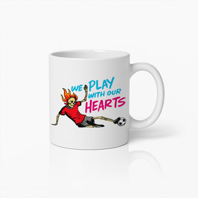 We Play With Our Hearts Mok – 330 ml Voetbal Schedel Koffiebeker – Stoer Sportief Ontwerp – Perfect Cadeau voor Voetbalfans en Sporters