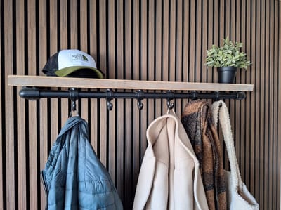 ABsteigerhout Kapstok Steigerbuis 70 cm Zwart - 6 Haken - Industriële Wandkapstok met Steigerhout Plank