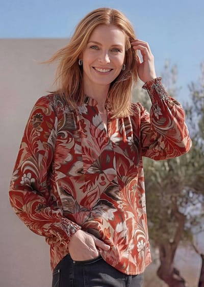 Blouse met overslag van glinsterend viscose-satijn - rood / gedess. - Gr. 19 van Goldner Fashion