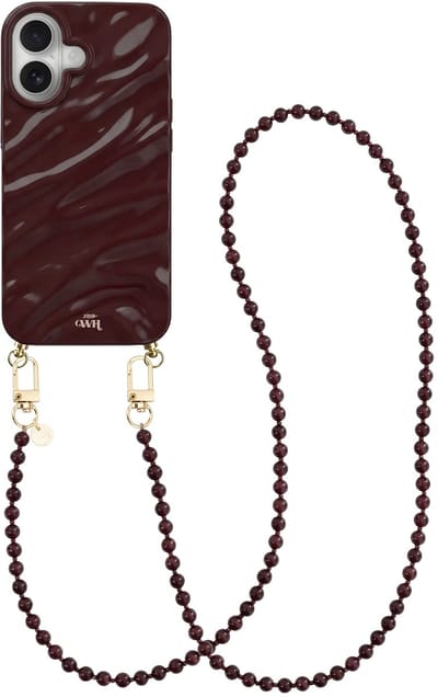 xoxo Wildhearts Burgundy Glaze telefoonhoesje met koord - geschikt voor iPhone 16 - Burgundy Muse (lang koord) - Dream hoesje met telefoonkoord - Glimmende silicone case met plooien - Kralenketting met gouden details - Bordeaux rood