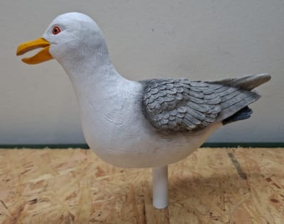 Realistische Meeuw op Steel (steel niet inbegrepen) - 19 cm Hoog - Polystone - Wit/Grijs - Decoratieve Strandmeeuw / Zeemeeuw Beeld voor Huis of Overkapping