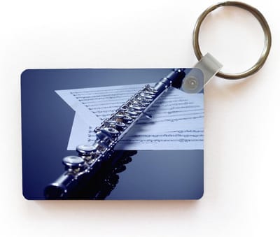 Sleutelhanger - Dwarsfluit met kleppen op bladmuziek - Uitdeelcadeautjes - Plastic