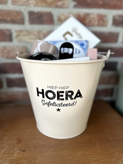 Creaties van hier - Cadeaupakket Zinken emmer Hoera Gefeliciteerd - 50 jaar met tegeltje/kaart/kaars/winegum/koffiemokje/opener/mok