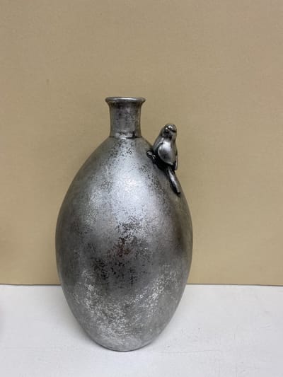 Decoratieve vaas met vogel - zilver - hoogte 24 cm x 14 x 8 cm - polyresin - Woonaccessoires