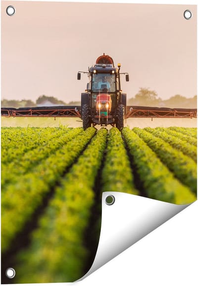 Gards Tuinposter Rode Tractor op het Veld aan het Sproeien - 40x50 cm - Tuindoek - Tuindecoratie - Wanddecoratie buiten - Tuinschilderij