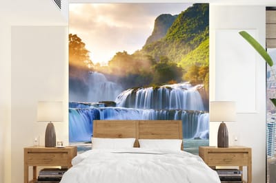 Behang - Fotobehang Waterval - Planten - Zon - Water - Natuur - Breedte 160 cm x hoogte 220 cm