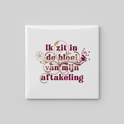 “Ik zit in de bloei van mijn aftakeling” Grappige Nederlandse Quote Tegel – Humoristische Woondecoratie – Keramische Tegel 15×15 cm
