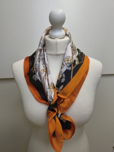 Vierkante dames sjaal Chloe-gebloemd motief vlindermotief-oranje zwart wit bruin-70x70-neksjaal