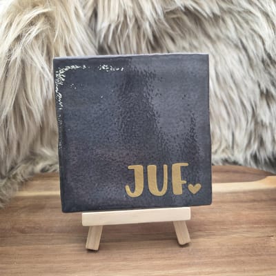 Robuust Wenstegeltje Juf – Cadeau Juffendag – Afscheid Juf – Bedankje – Trendy – Woondecoratie – Cadeautje – Decoratief Tegeltje met Standaard – Cadeau Idee