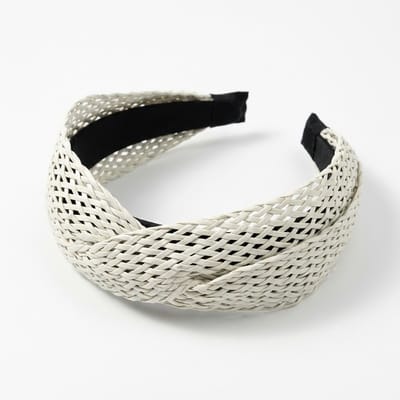Wit gevlochten haarband – dames diadeem in rotanlook – brede haaraccessoire met kruismotief