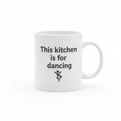 “This Kitchen Is for Dancing” Grappige Mok – Leuk Keuken & Koffie Cadeau – 330 ml Keramische Koffiemok