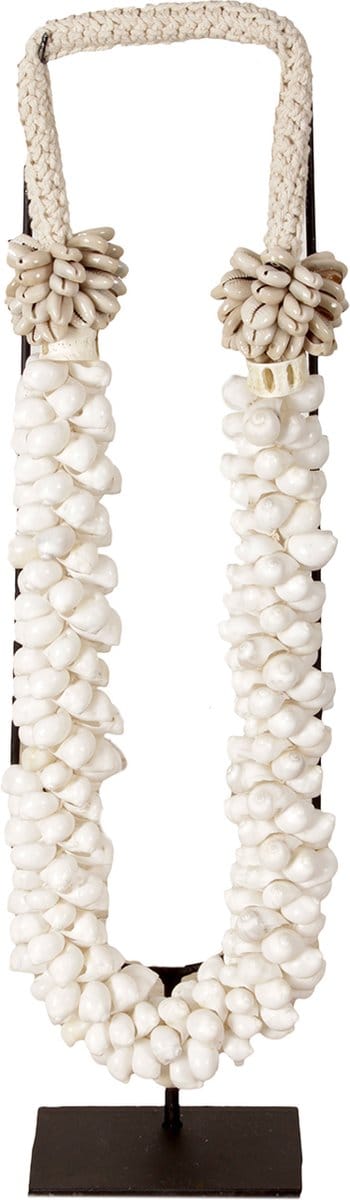 Schelpenketting - schelpenkralen - wit - beige - 55 cm hoog - ketting - schelpenkrans - touw - schelpenketting op standaard - schelp op standaard - Indonesië - schelpendecoratie - woonaccessoires - decoratie - interieuraccessoires