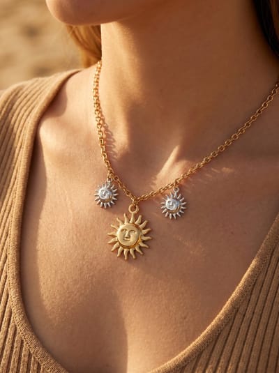 Lundholm Helia Ketting Dames Goud- en Zilverkleurig - Zon Zomer lente my Bedelketting - Premium Stainless Steel Jewellery - Drie Lachende Zon Hangers Ketting zomers - Vrouwen Cadeautjes Cadeau voor Haar - Scandinavisch Design