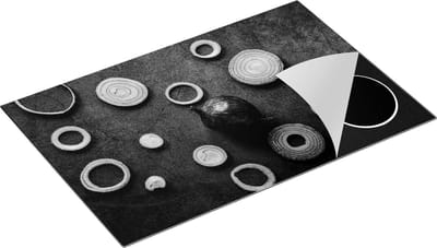 Chefcare Inductie Beschermer Gesneden Uien op een Zwarte Achtergrond - Zwart Wit - 80x50 cm - Afdekplaat Inductie - Kookplaat Beschermer - Inductie Mat