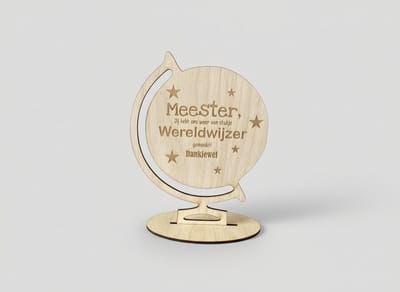 Meester cadeau - geschenk einde schooljaar - Houten bord meester wereldwijzer - 18 cm hoog - te personaliseren met naam