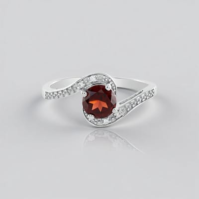 Cavill - 925 Sterling Zilver Ring - 0,927 ct Mozambique Granaat Rond - Platina Plating - Zirkonia Pavé - Elegante & Stijlvolle Sieraad