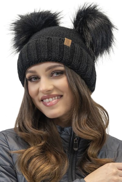 Vivisence Dames Winter Muts En Colsjaal Set - Zachte Antistatische Fleecevoering En Twee Grote Pompons - Blijft Warm En Comfortabel In Koude Dagen En Beschermt Tegen Wind En Pluizend Haar - Zwart
