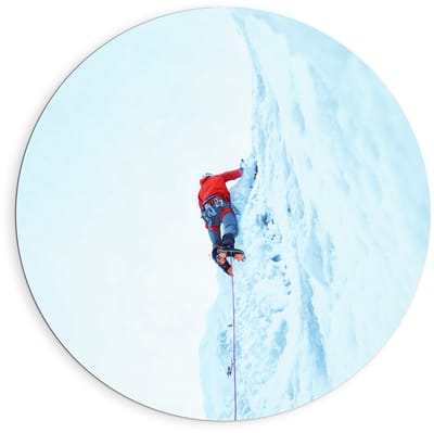 Dibond Wandcirkel - Ijsberg Beklimmend Persoon - 90x90cm Foto op Aluminium Wandcirkel (met ophangsysteem)