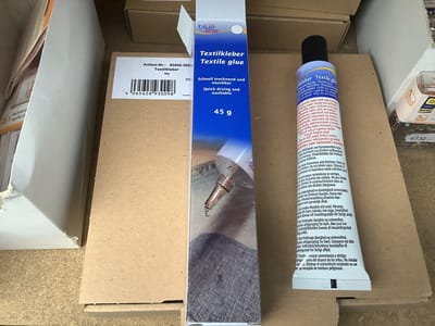 Textiellijm. 45 gram. voor alle textiel. sneldrogend. Universele lijm. Blue-Line.