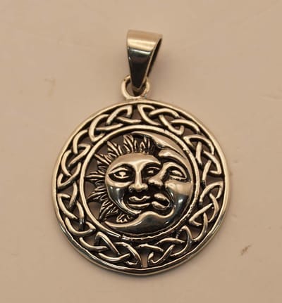 Sterling zilveren hanger zon, maan in oneindige knoop rand - 925 zilveren hanger keltische zon, maan - keltische bedel zon, maan - hanger eeuwige knoop met zon en maan in het middel