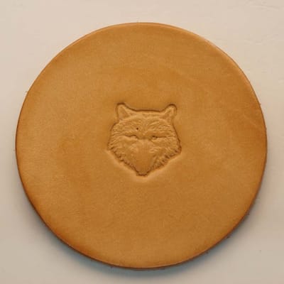 6 Beige lederen onderzetters voor drinkglazen met wolvenkop - leren glazen onderzetters - 100% leren onderzetters - onderzetters voor glazen en kopjes - aparte onderzetters - unieke onderzetters - beige onderzetters - handgemaakte onderzetters