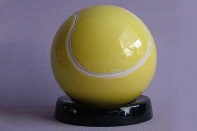 Tennisbal met zwarte voet groot model - Asbeeld Dieren Urn Voor Uw Geliefde Dier - Kat - Hond - Paard - Konijn