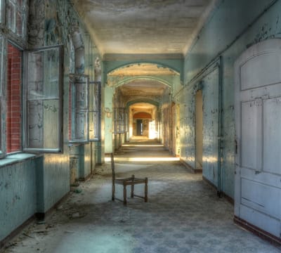 Oude gang met stoel - Fotobehang (in banen) - 250 x 260 cm