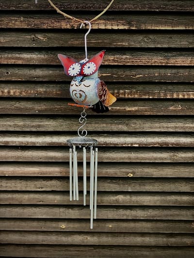 Windgong uiltje 35 cm hoog - metal - art - beeld - kleurrijk - tuinbeeld - decoratiefiguur - interieur - exterieur - accessoire - voor binnen - voor buiten - cadeau - geschenk - gift - verjaardag - nieuwjaar - kerst