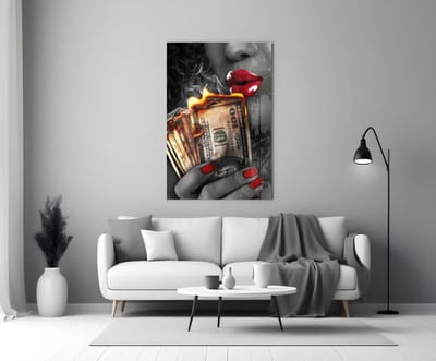 Glasschilderij - Vrouw met Brandende Dollars - Moderne Wanddecoratie - 90x60 cm