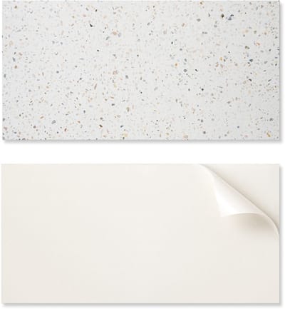 Zelfklevend bedrukt vinylpaneel 100x50 cm met steenpatroon en deeltjes.