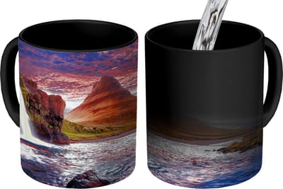Magische Mok - Foto op Warmte Mokken - Koffiemok - Waterval - Berg - Wolken - Roze - Landschap - Magic Mok - Beker - 350 ML - Theemok