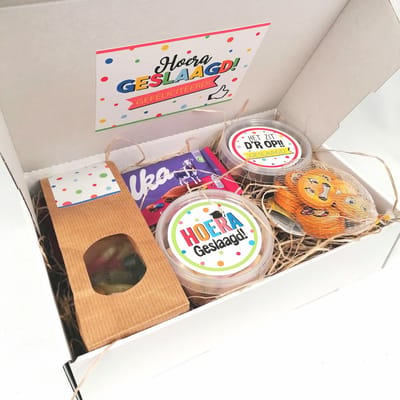 Hoera Geslaagd - Cadeaupakket "Hoera Geslaagd - gefeliciteerd" - Geschenkverpakking - Geslaagd - Eindexamen - Afstuderen - Examen cadeau - Diploma cadeau - Emoji chocolade - drop - snoepmix - chocolade cadeau