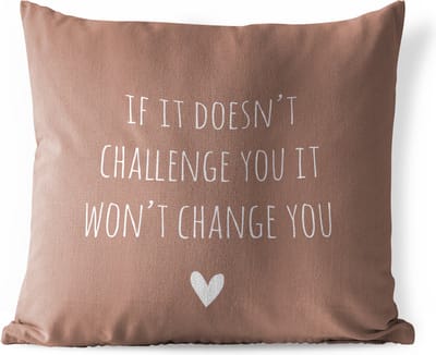 Buitenkussen Weerbestendig - Engelse quote "If it doesn't challenge you it won't change you" tegen een bruine achtergrond - 50x50 cm